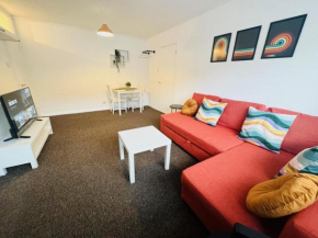 Luton Parkway Apartment-4 guests- free parking